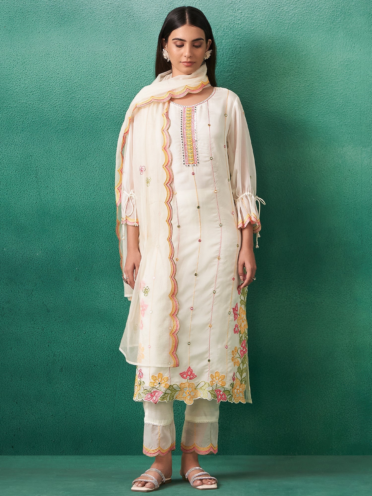 White Kurta Set With Dupatta For Women Fit With Every Occasion & Everyday Wear, At Affordable Price with Great Discounts, Easy Return & Exchange.