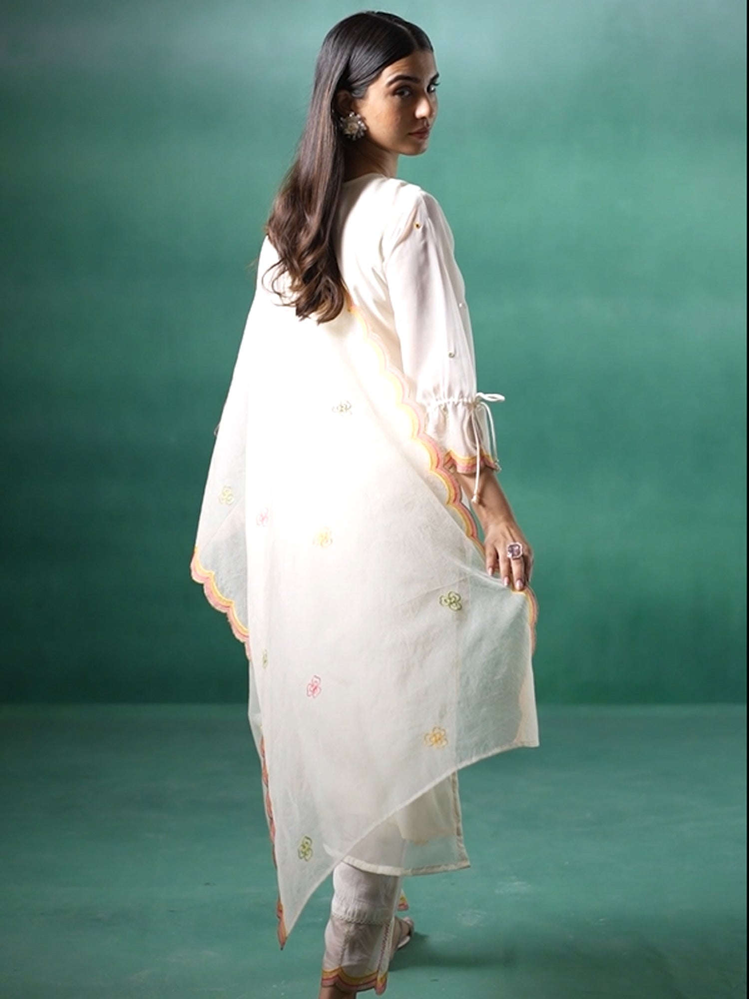 White Kurta Set With Dupatta For Women Fit With Every Occasion & Everyday Wear, At Affordable Price with Great Discounts, Easy Return & Exchange.