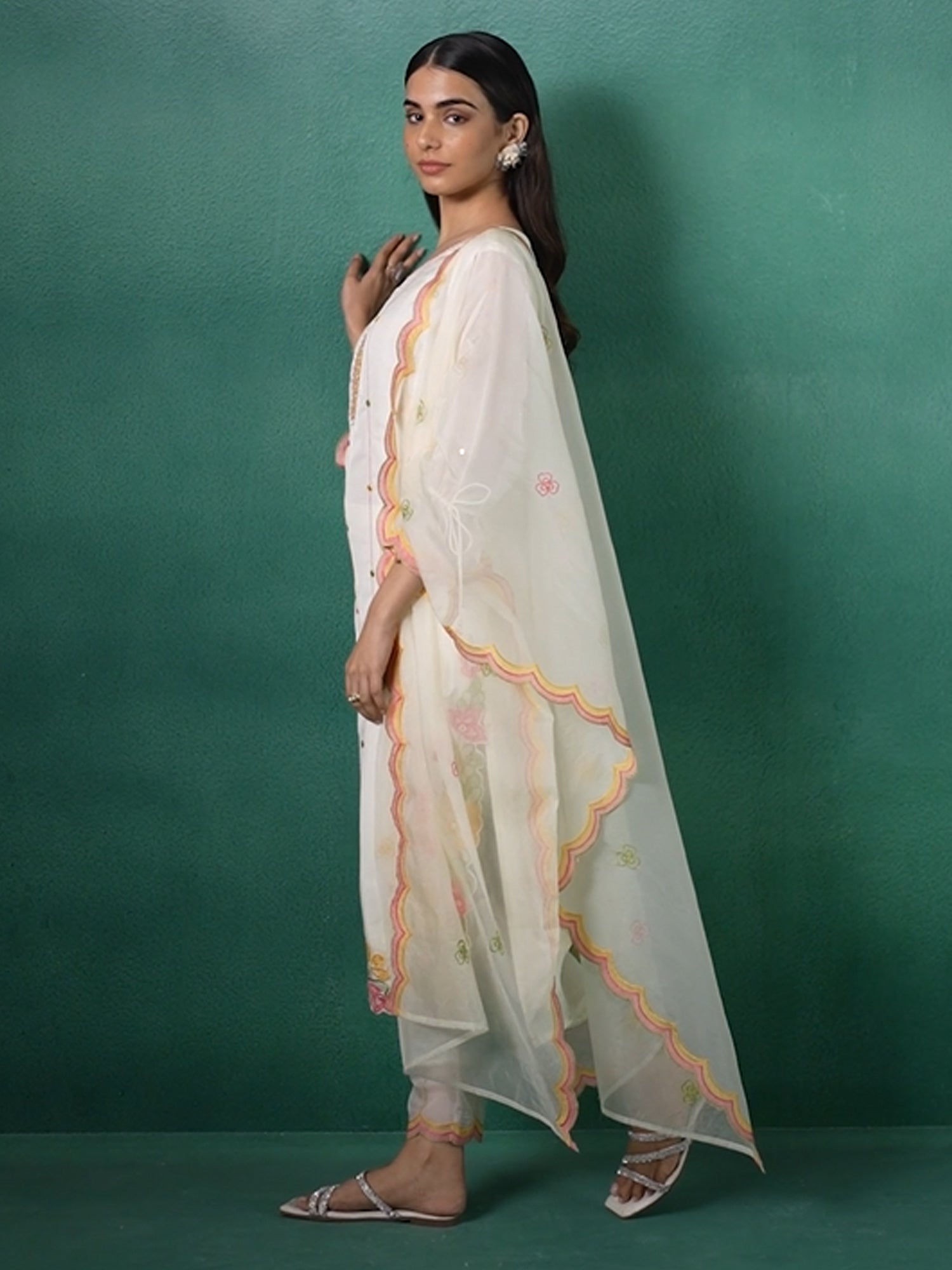 White Kurta Set With Dupatta For Women Fit With Every Occasion & Everyday Wear, At Affordable Price with Great Discounts, Easy Return & Exchange.
