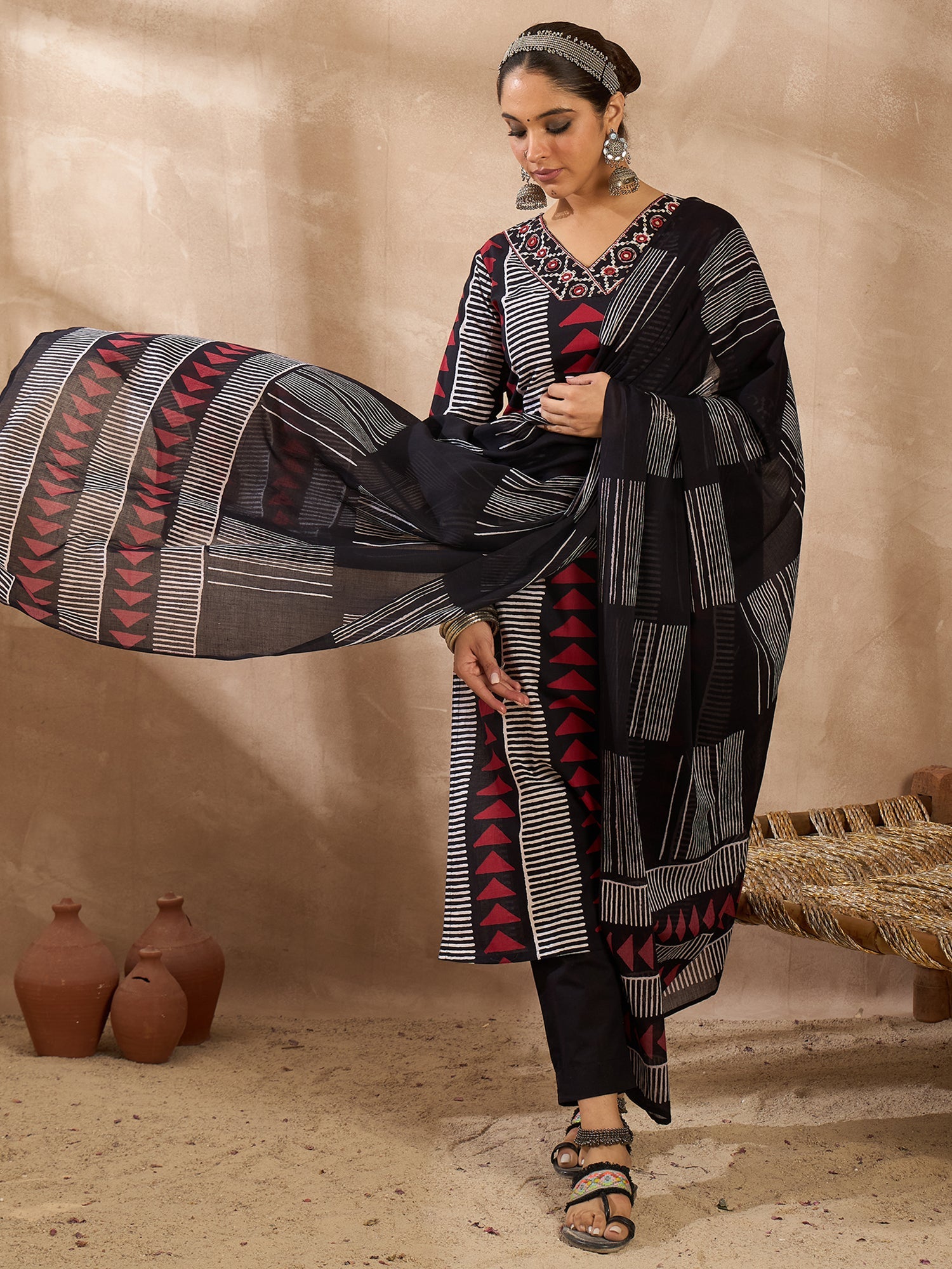 Black Kurta Set For Women At Affordable Price Fit With Every Occasion & Daily Wear, Easy Return & Exchange Available, Shop Now.