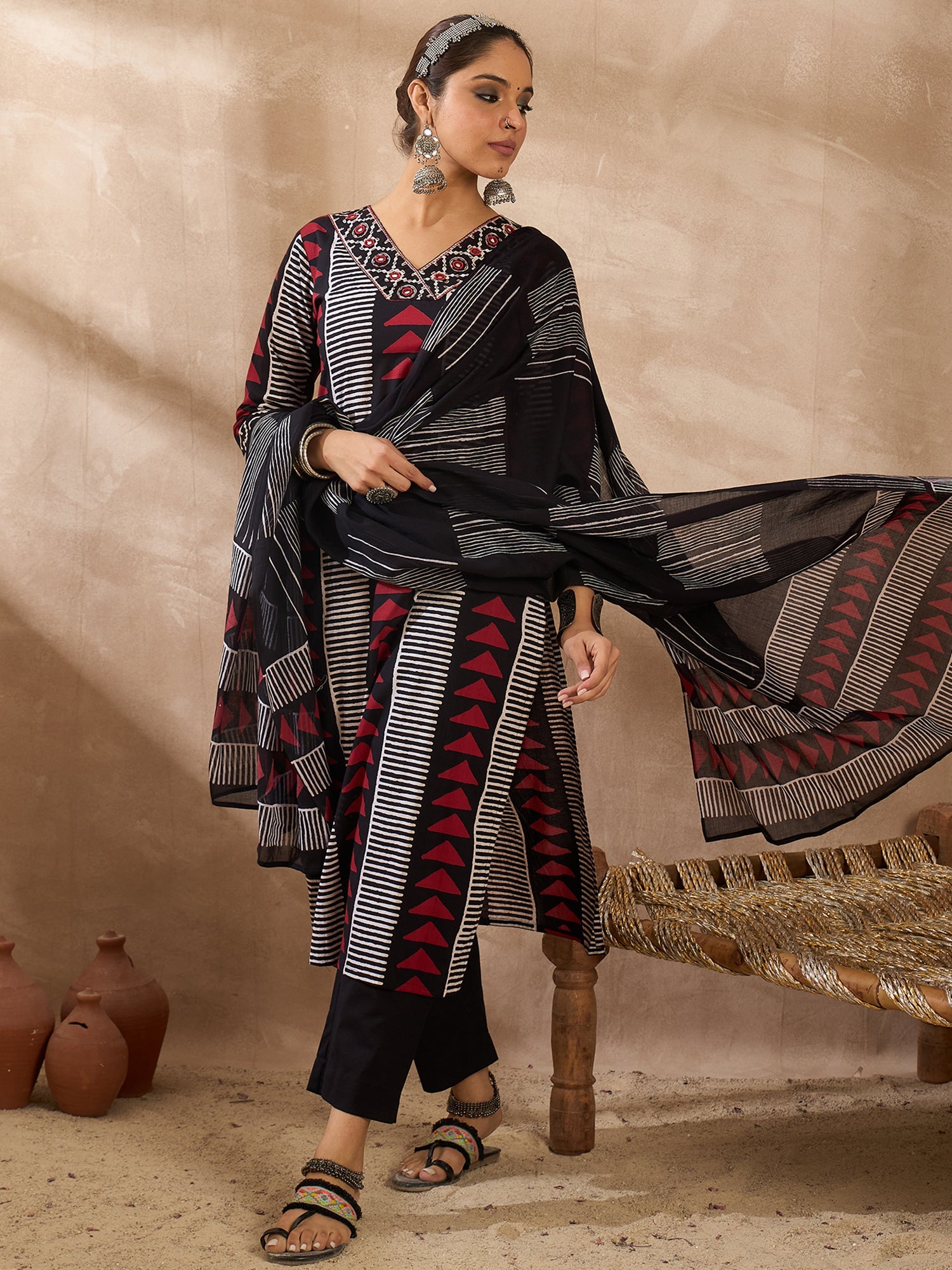 Black Kurta Set For Women At Affordable Price Fit With Every Occasion & Daily Wear, Easy Return & Exchange Available, Shop Now.