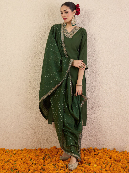 Green Embroidered Silk Blend Straight Suit Set With Dupatta