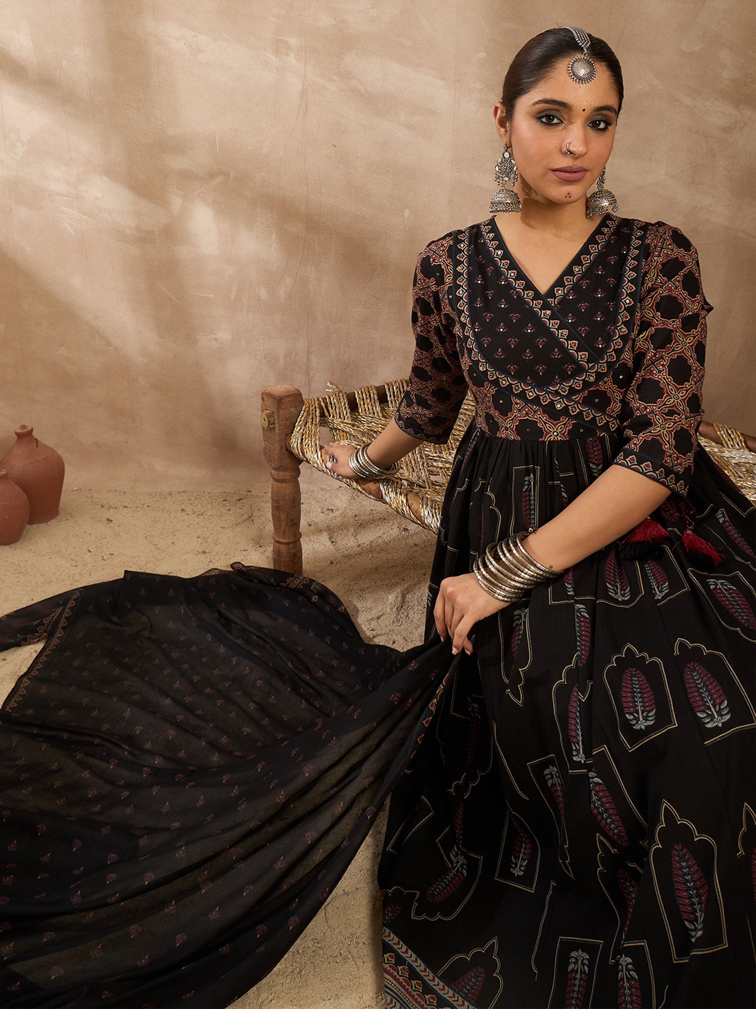 Black Kurta Set For Women At Affordable Price Fit With Every Occasion & Daily Wear, Easy Return & Exchange Available, Shop Now.