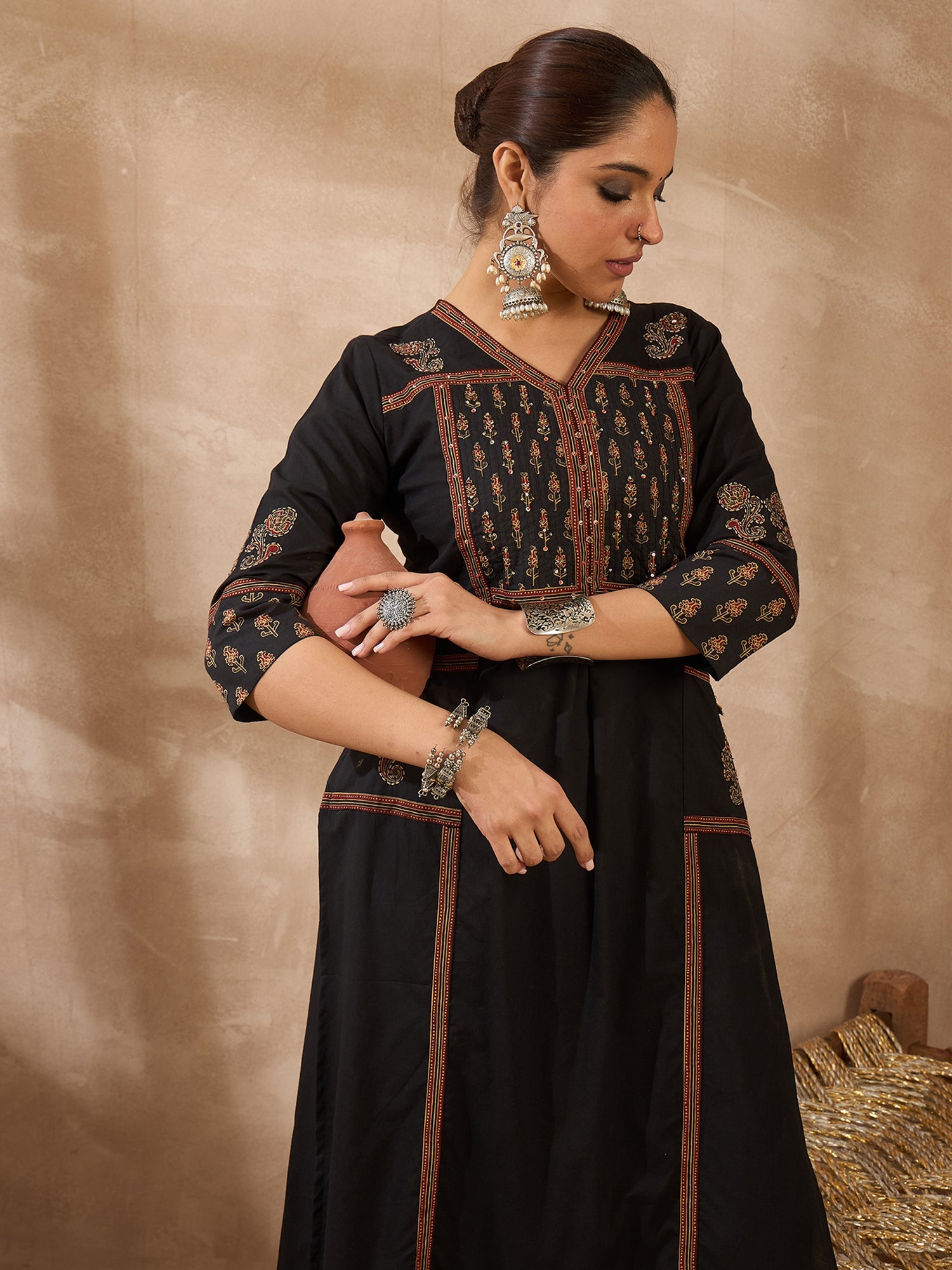 Black Kurta Set For Women At Affordable Price Fit With Every Occasion & Daily Wear, Easy Return & Exchange Available, Shop Now.