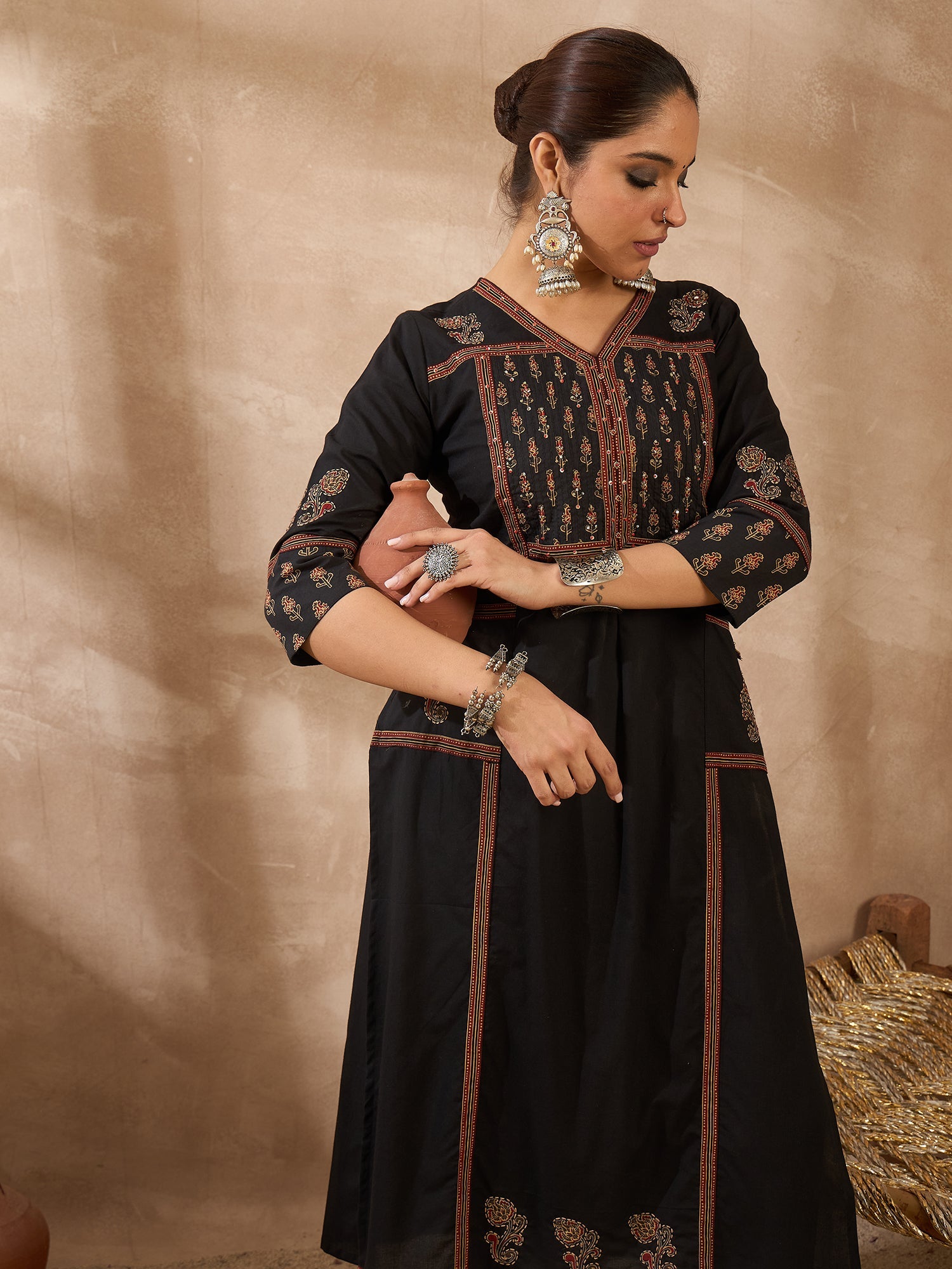 Black Kurta Set For Women At Affordable Price Fit With Every Occasion & Daily Wear, Easy Return & Exchange Available, Shop Now.
