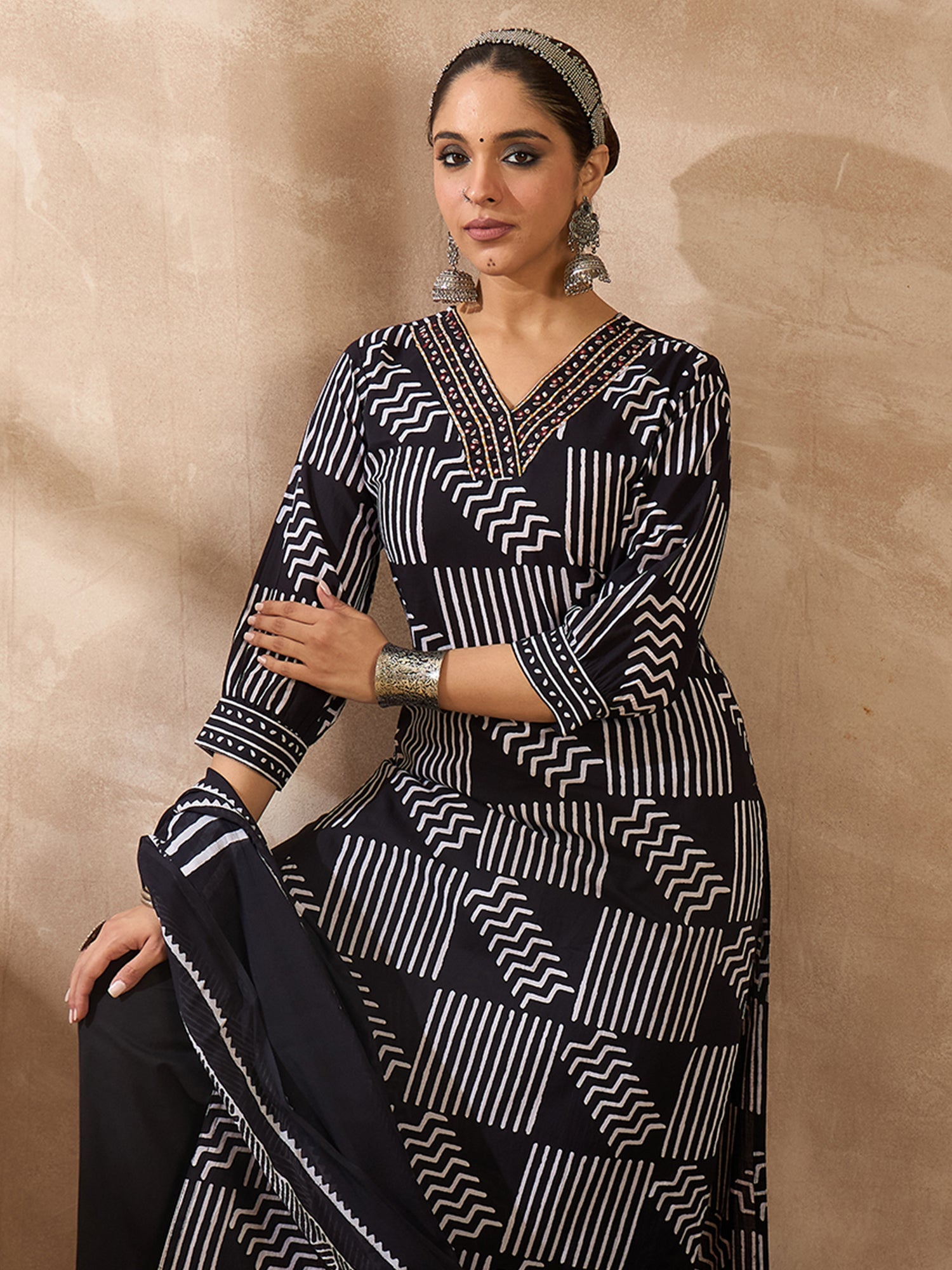 Black Kurta Set For Women At Affordable Price Fit With Every Occasion & Daily Wear, Easy Return & Exchange Available, Shop Now.