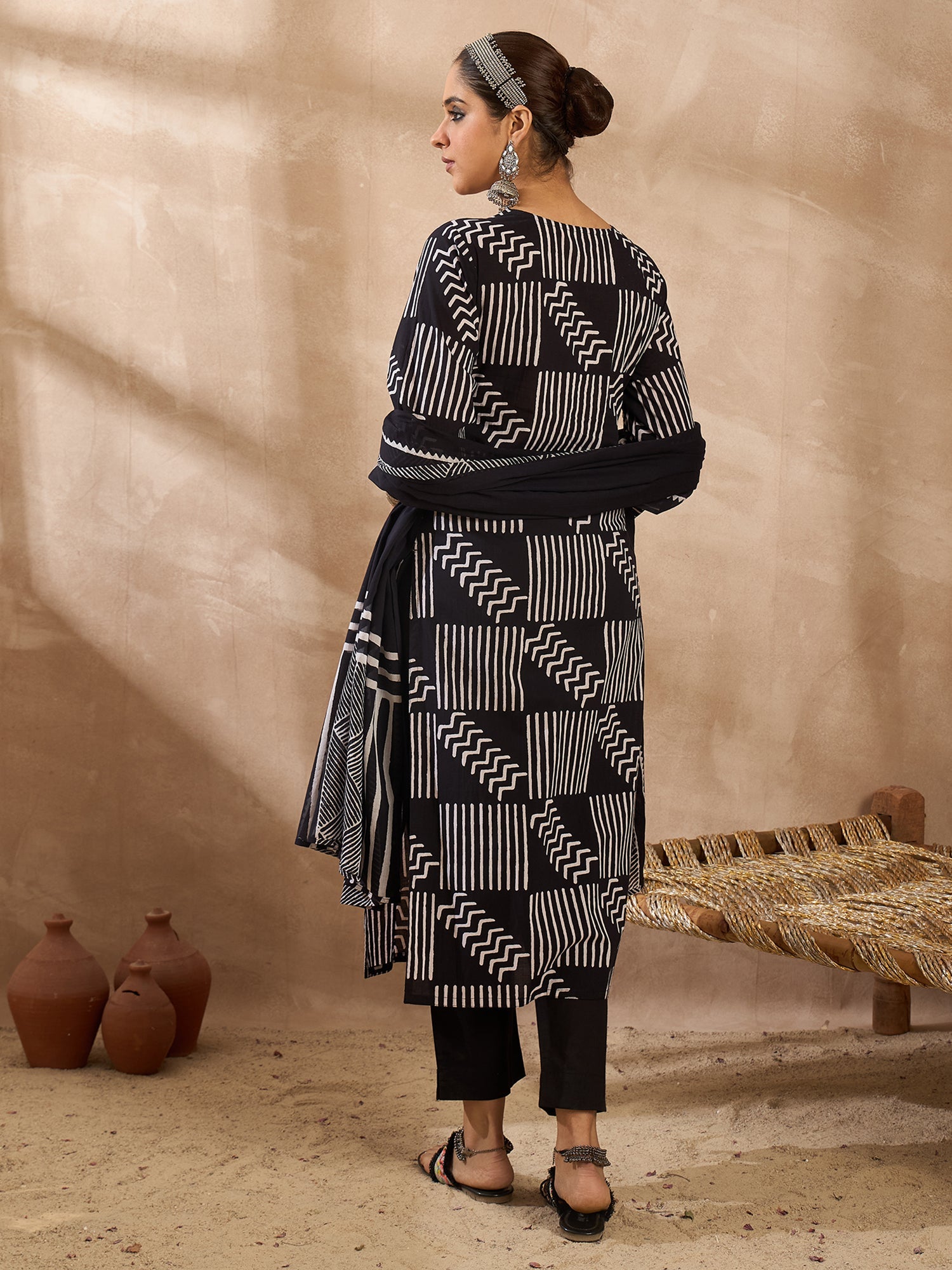 Black Kurta Set For Women At Affordable Price Fit With Every Occasion & Daily Wear, Easy Return & Exchange Available, Shop Now.