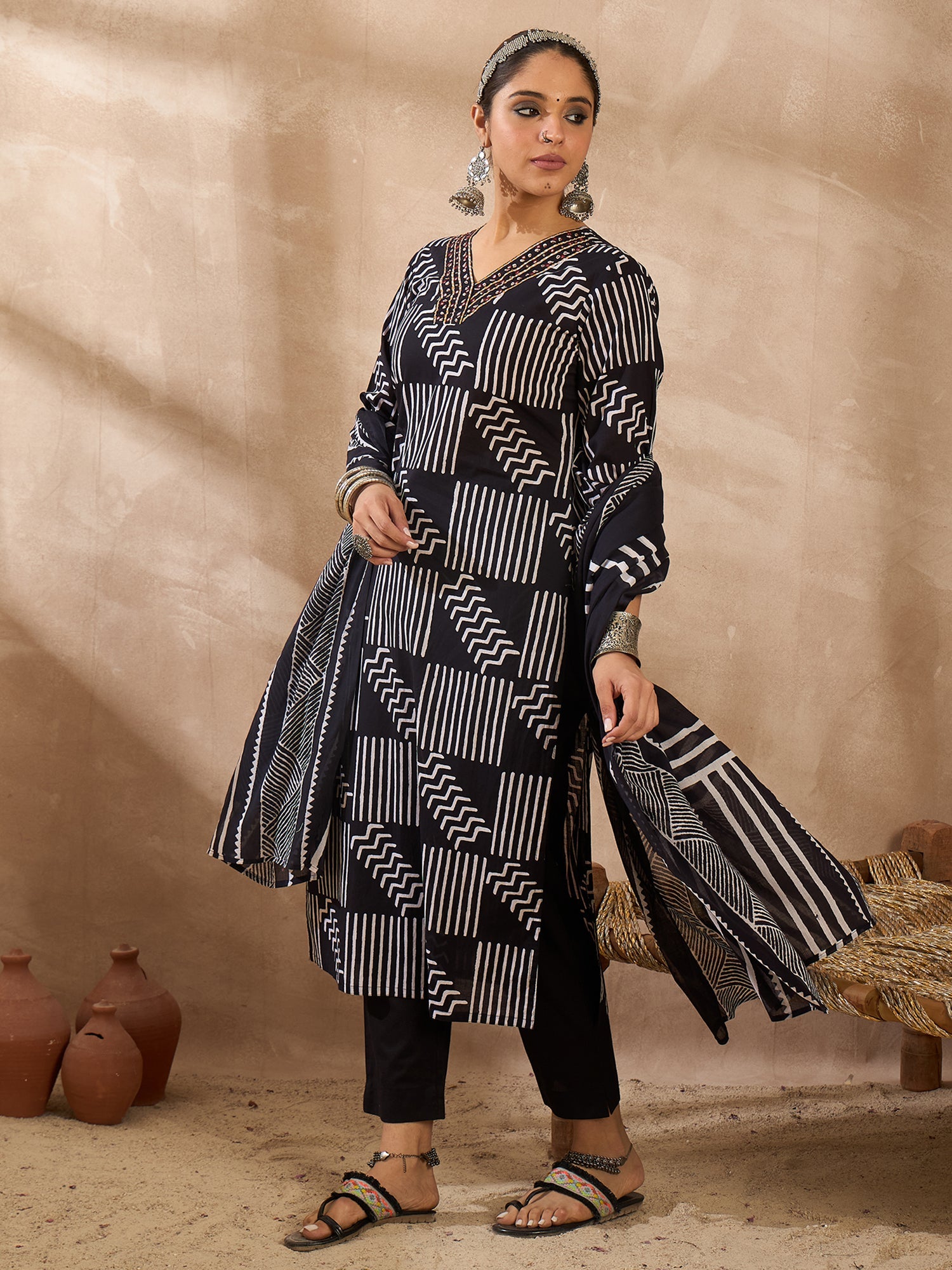 Black Kurta Set For Women At Affordable Price Fit With Every Occasion & Daily Wear, Easy Return & Exchange Available, Shop Now.