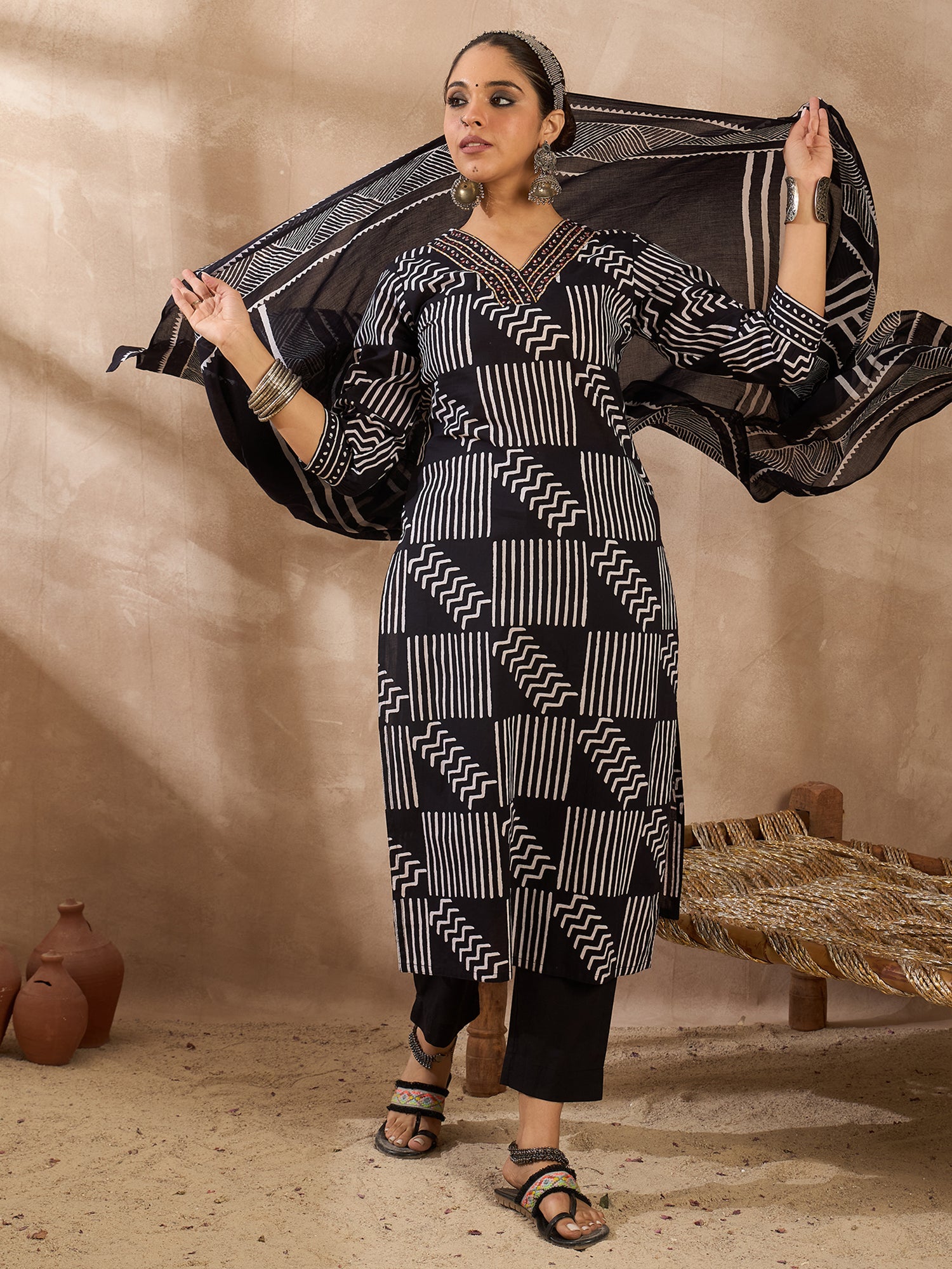 Black Kurta Set For Women At Affordable Price Fit With Every Occasion & Daily Wear, Easy Return & Exchange Available, Shop Now.