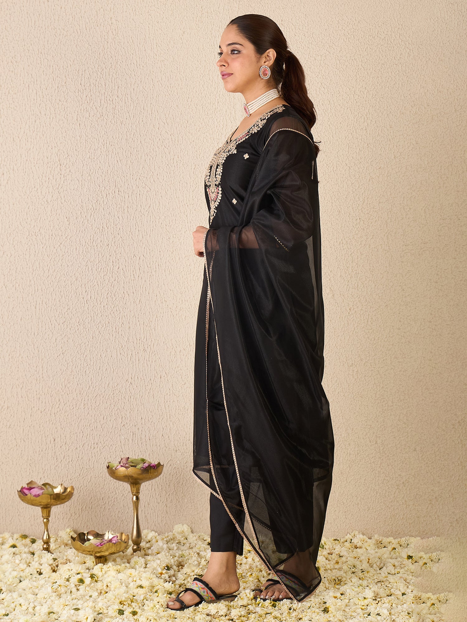 Black Kurta Set For Women At Affordable Price Fit With Every Occasion & Daily Wear, Easy Return & Exchange Available, Shop Now.