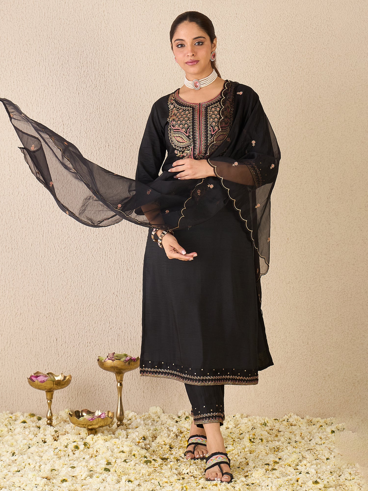 Black Kurta Set For Women At Affordable Price Fit With Every Occasion & Daily Wear, Easy Return & Exchange Available, Shop Now.