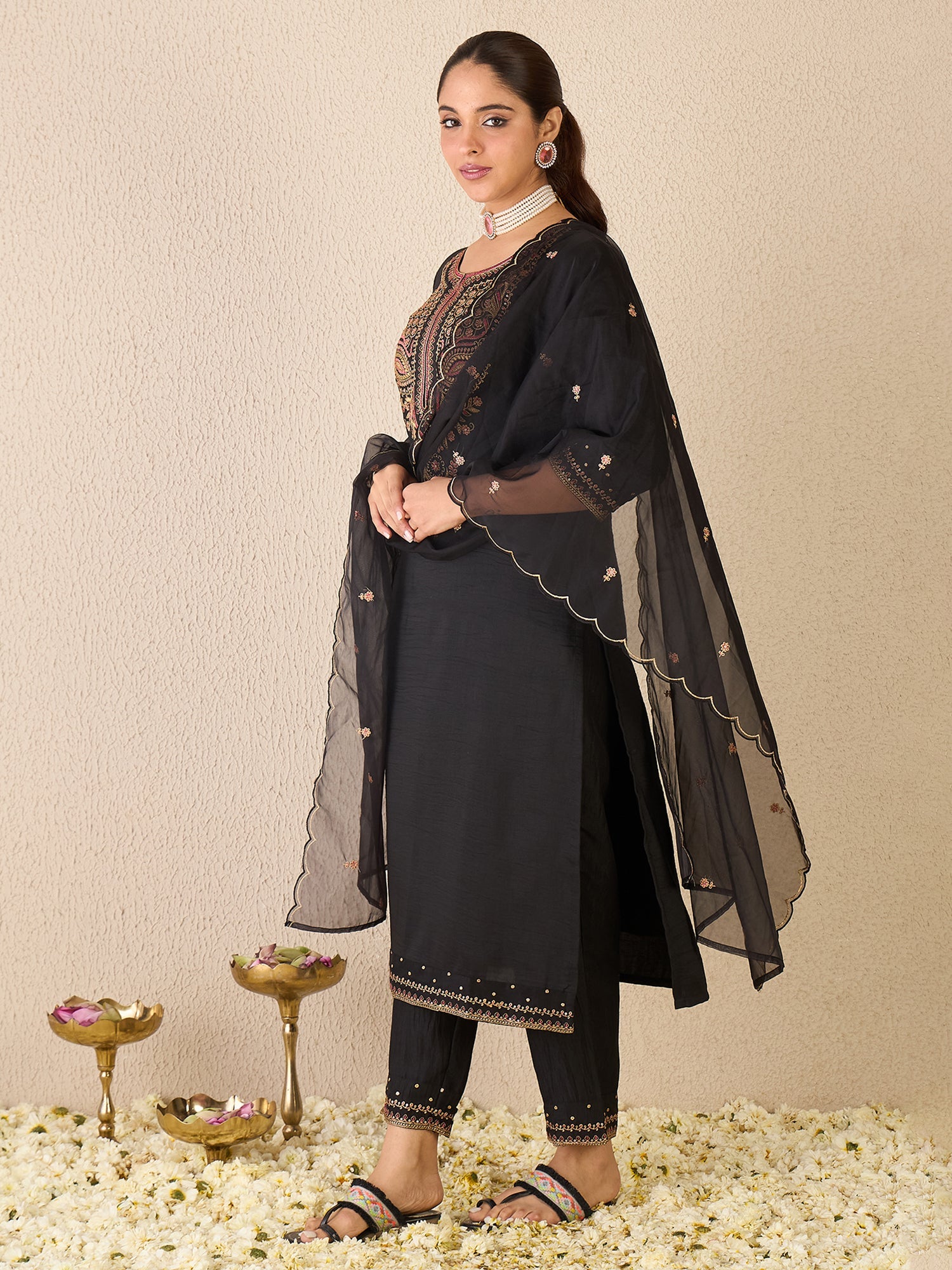 Black Kurta Set For Women At Affordable Price Fit With Every Occasion & Daily Wear, Easy Return & Exchange Available, Shop Now.